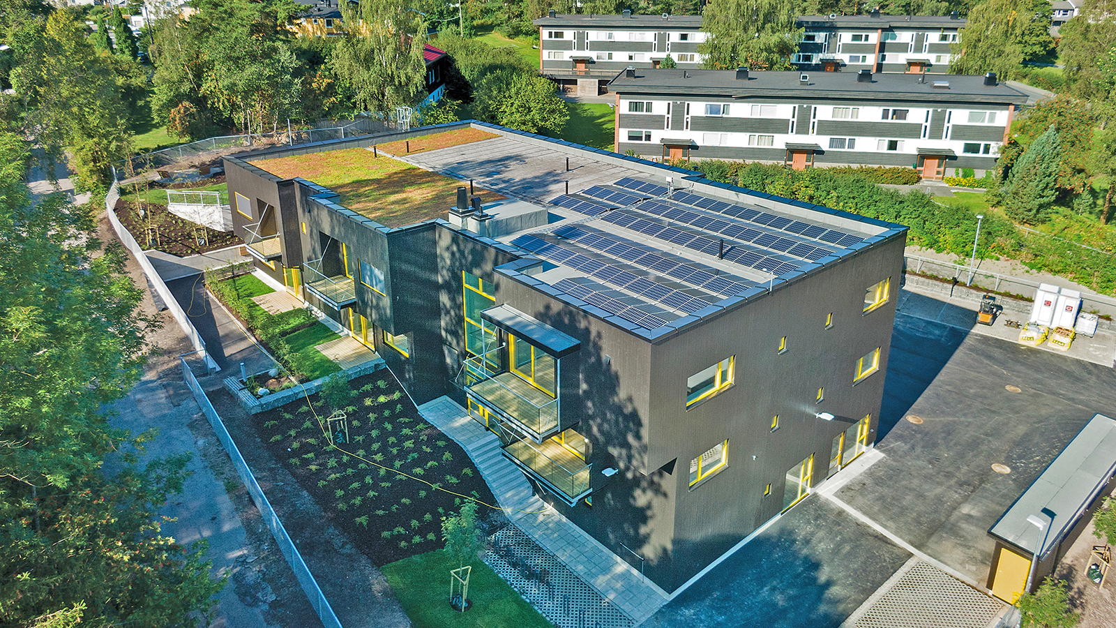 Oversiktsbilde over Eiksveien 116, som viser solceller og grøntområde med sedum på taket.