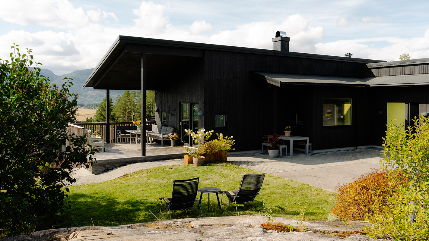 Eksteriør visning av inngangsparti og overbygdterrasse.